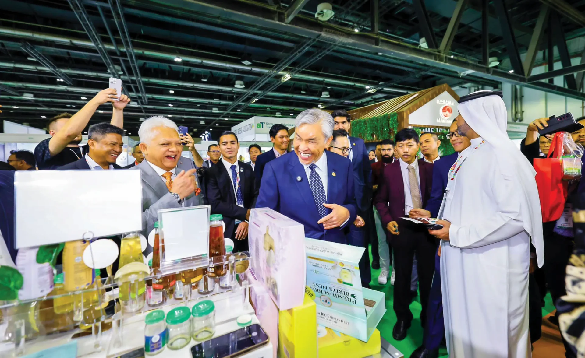 Malaysia’s Deputy Prime Minister Dato’ Seri Dr Ahmad Zahid Hamidi and MATRADE CEO Datuk Mohd Mustafa Abdul Aziz touring the showcase.